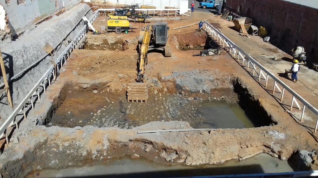 Foto atualizada 04/07/2016 - Desmonte de Rochas de fundações e Escavação de Sapatas de Fundação.